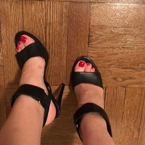 Vince Black Matte leather, nearly new sandals